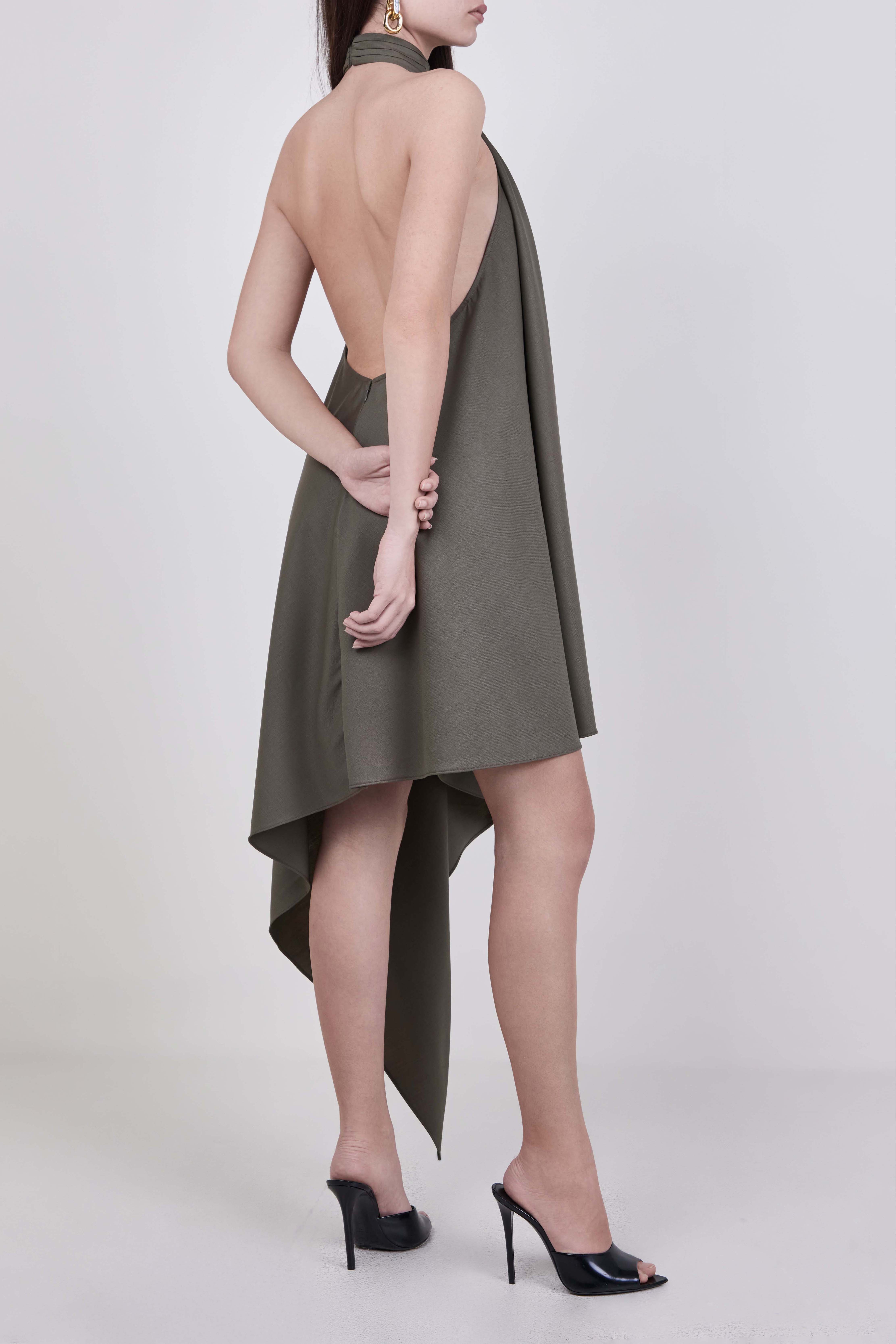 תמונת כל הלוק של שמלה א-סימטרית